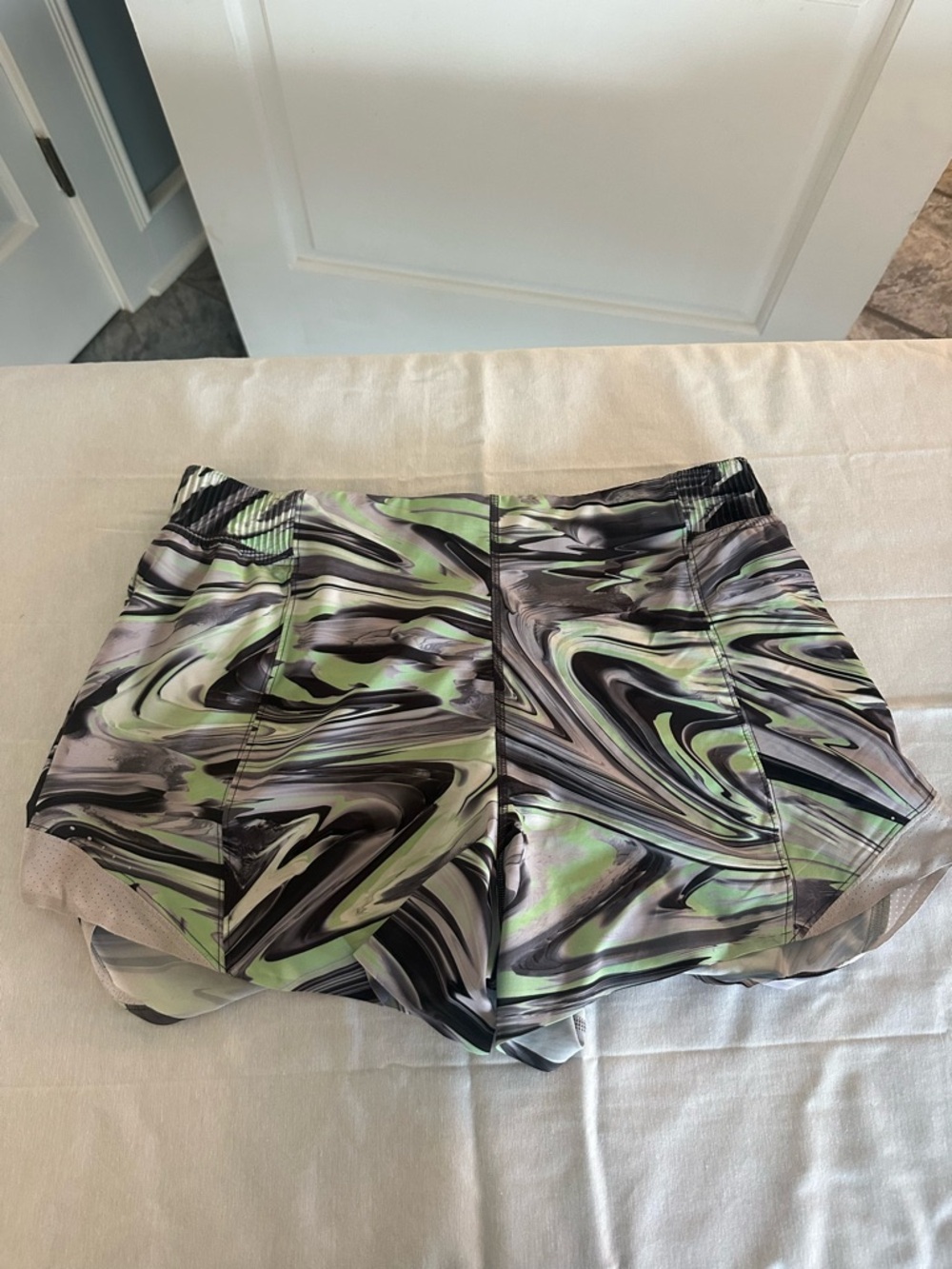 lululemon athletica Women's Abstract Swirl Athletic Shorts - Green/Black/Gray